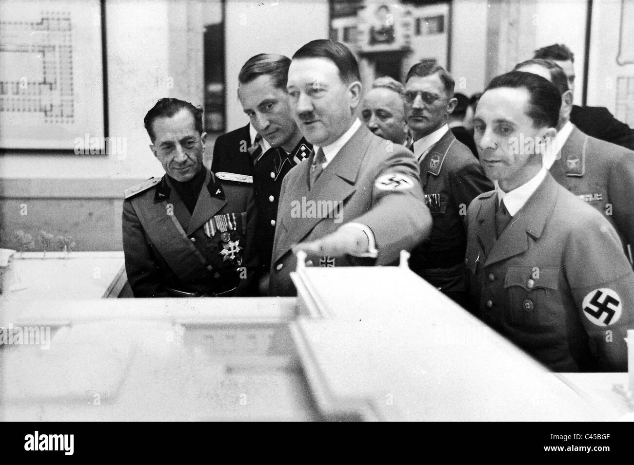 Hitler avec un modèle de la ville de Munich à la Haus der Kunst Banque D'Images