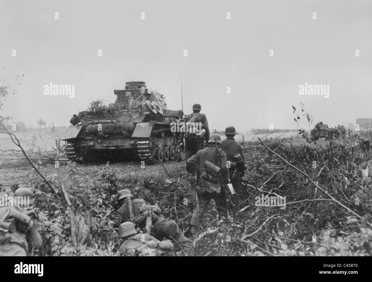 Des soldats allemands nazis et réservoir sur le front de l'Est, 1941 Banque D'Images