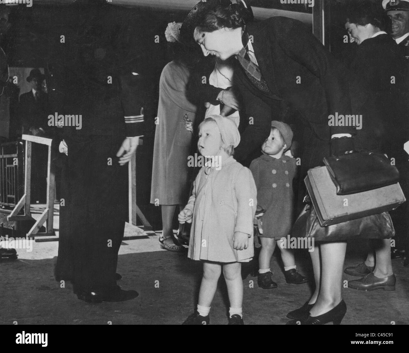La reine Juliana avec la Princesse Beatrix à leur arrivée à Halifax, 1940 Banque D'Images