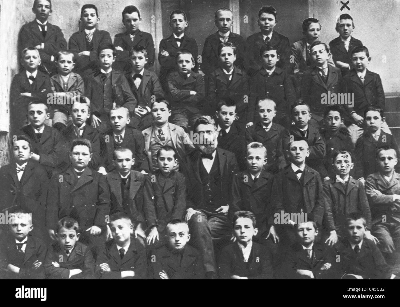 Hitler Avec Sa Classe L Cole 1900 Photo Stock Alamy   Hitler Avec Sa Classe A L Ecole 1900 C45cb2 