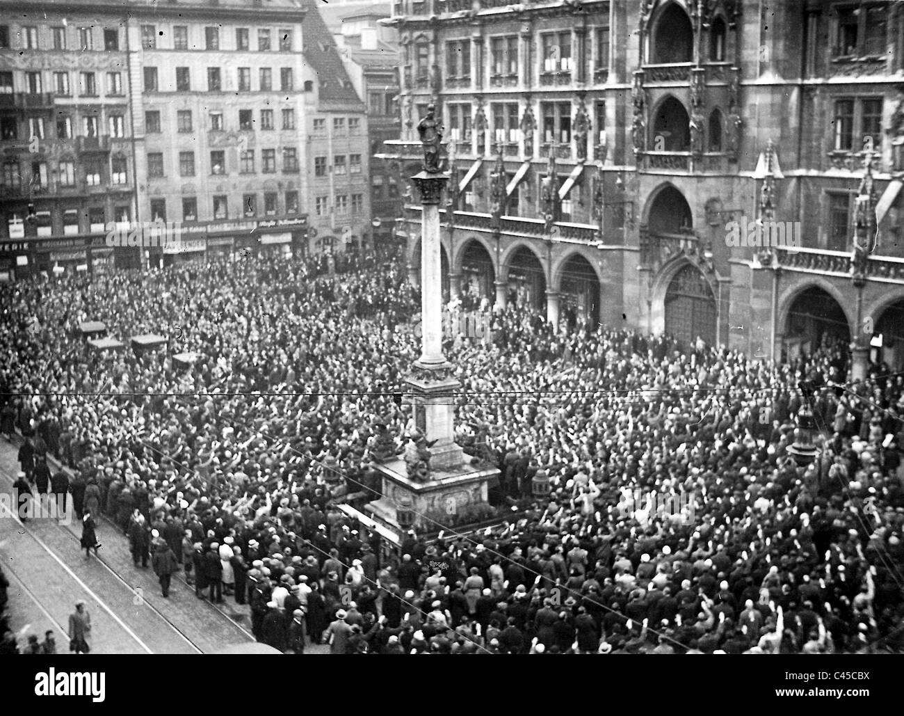 Hissant le drapeau à croix gammée sur le nouvel hôtel de ville de Munich Photo Stock Alamy