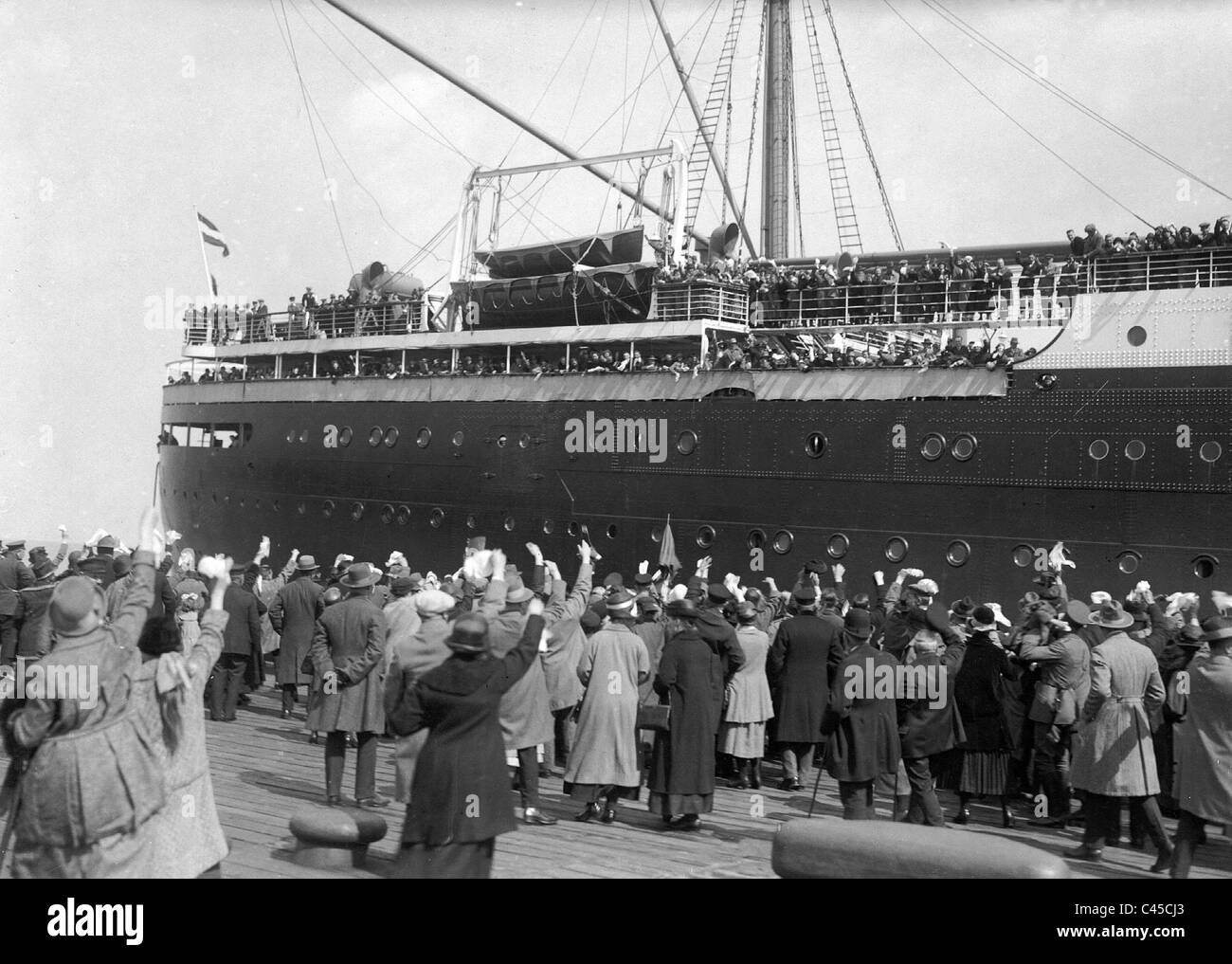 Un navire à passagers quitte à Cuxhaven. Banque D'Images