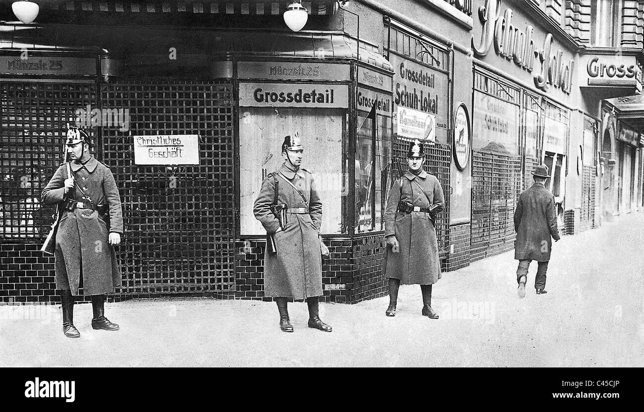 Un garde policiers boutique juive à Berlin, 1923 Banque D'Images