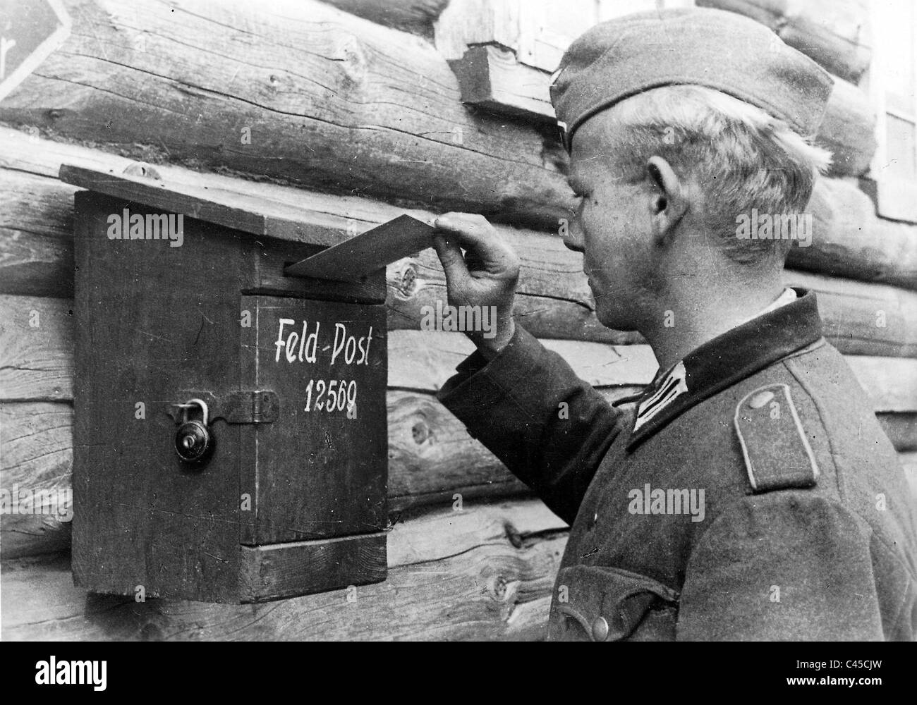 Soldat allemand met une lettre dans un champ Post box Banque D'Images