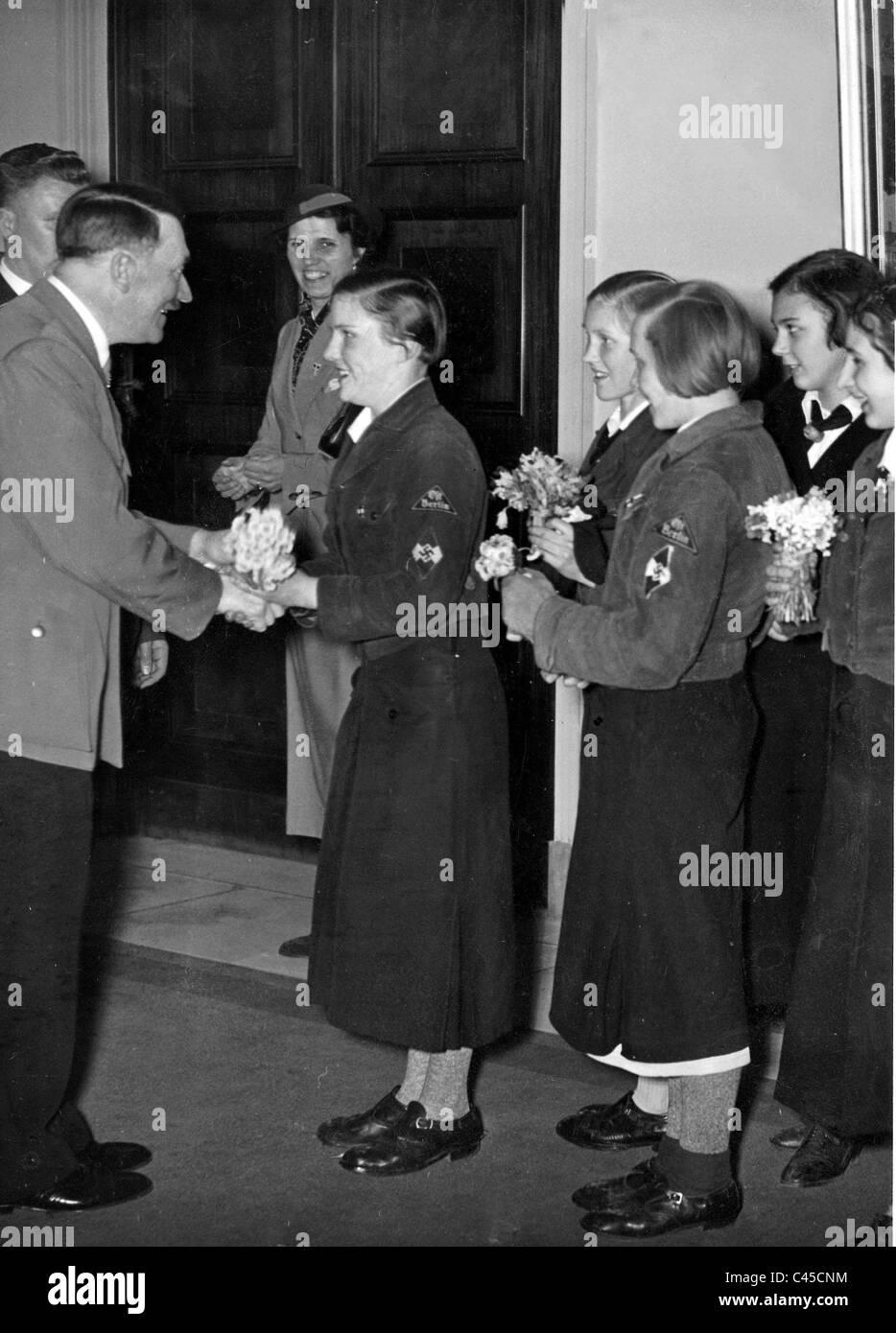 Ligue des jeunes filles allemandes féliciter Adolf Hitler à son anniversaire, 1938 Banque D'Images