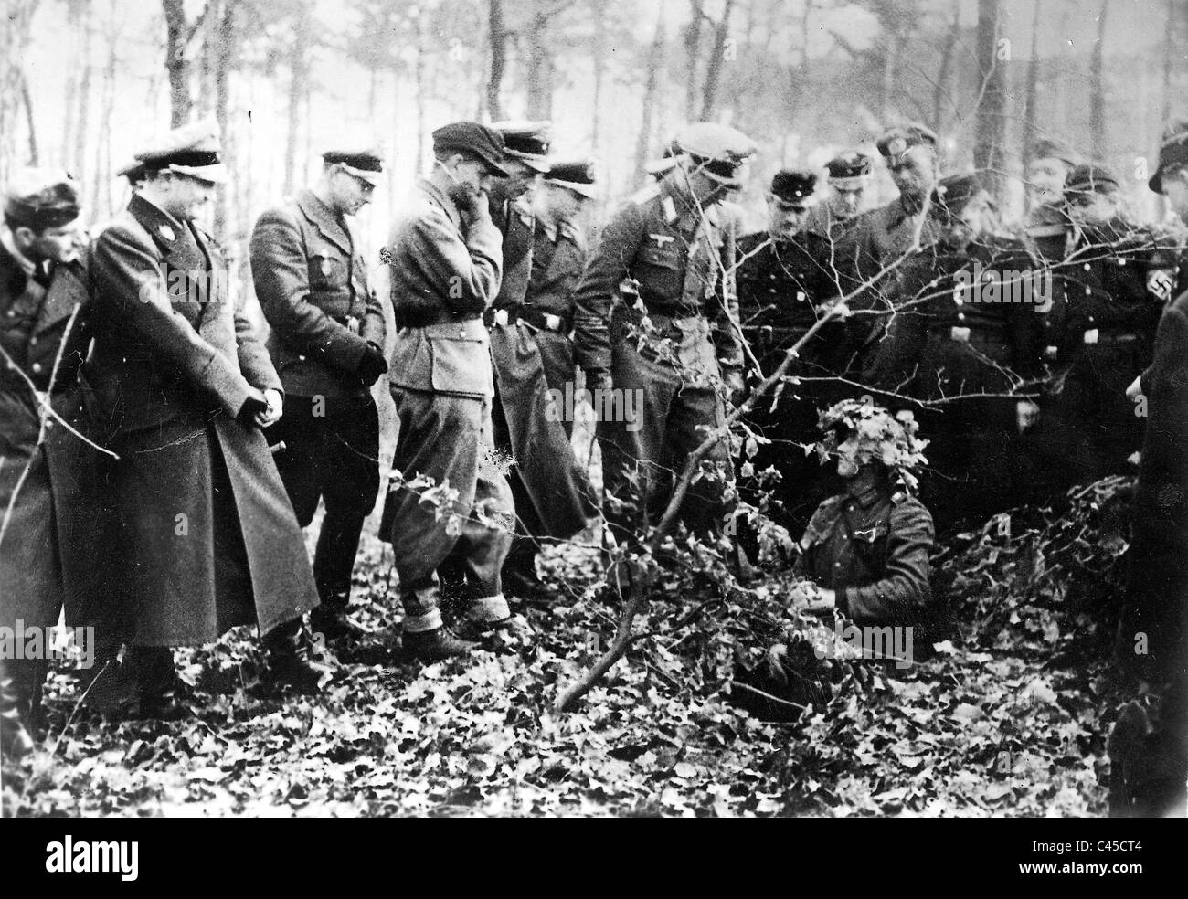 Visite de la jeunesse hitlérienne, tranchée de Sniper 1945 Banque D'Images