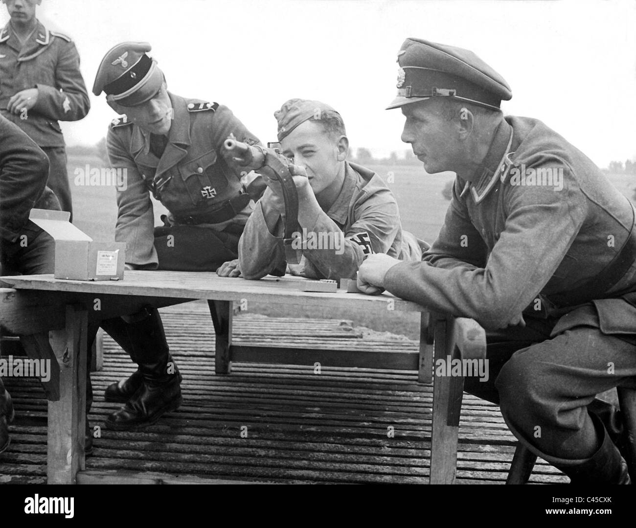 La jeunesse hitlérienne garçon à l'entraînement au tir, 1943 Banque D'Images