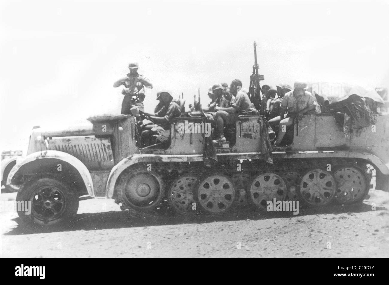 L'allemand à 8. demi-piste véhicule militaire en Afrique du Nord Banque D'Images