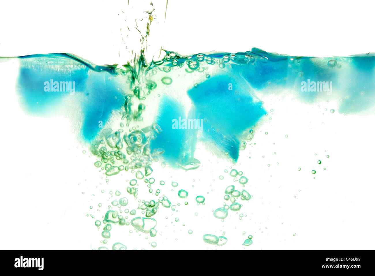 Résumé des modèles créés par des bulles dans l'eau et glace teinté bleu Banque D'Images