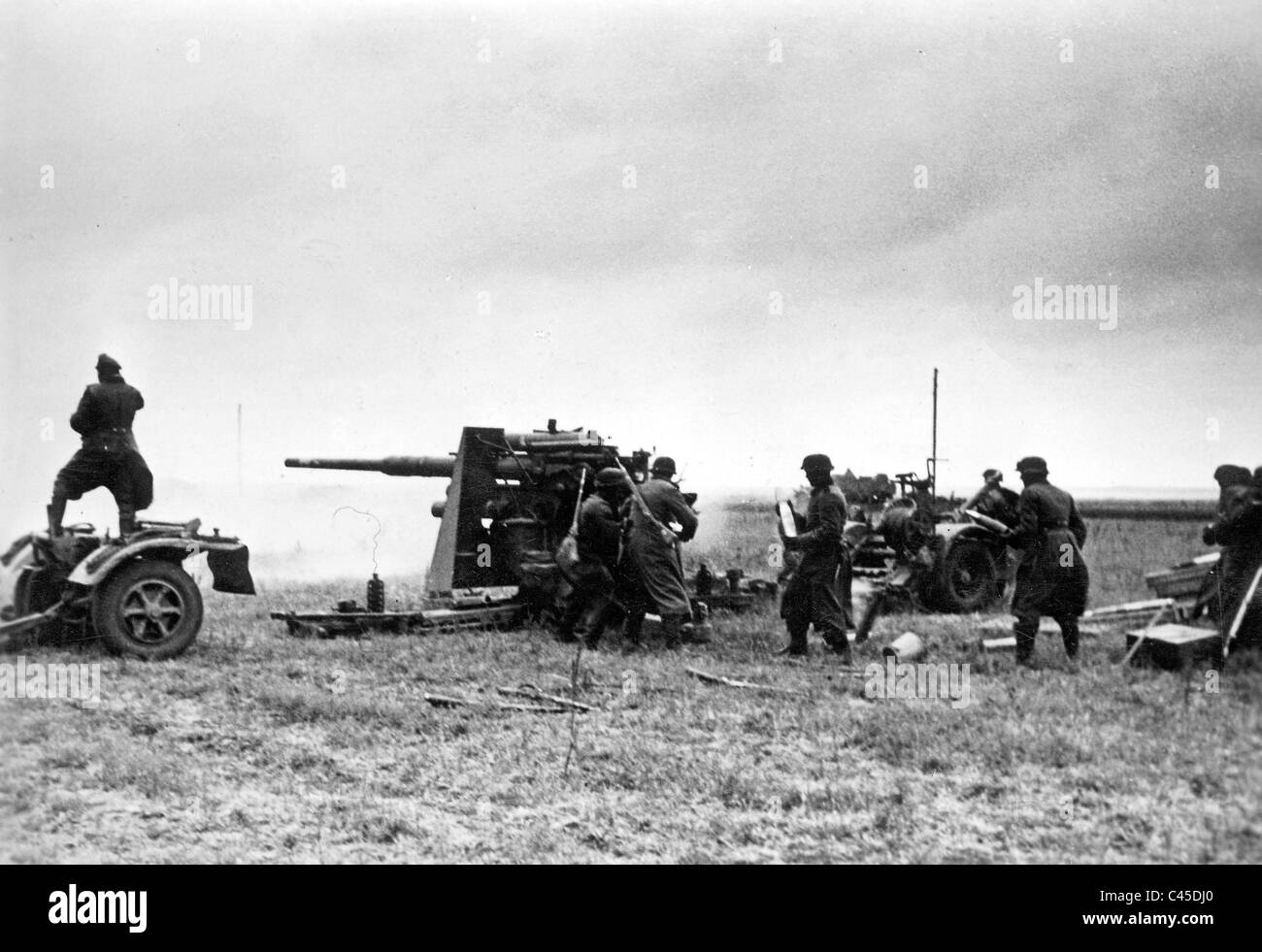L'artillerie anti-aérienne allemande tire sur des chars russes, 1941 Banque D'Images