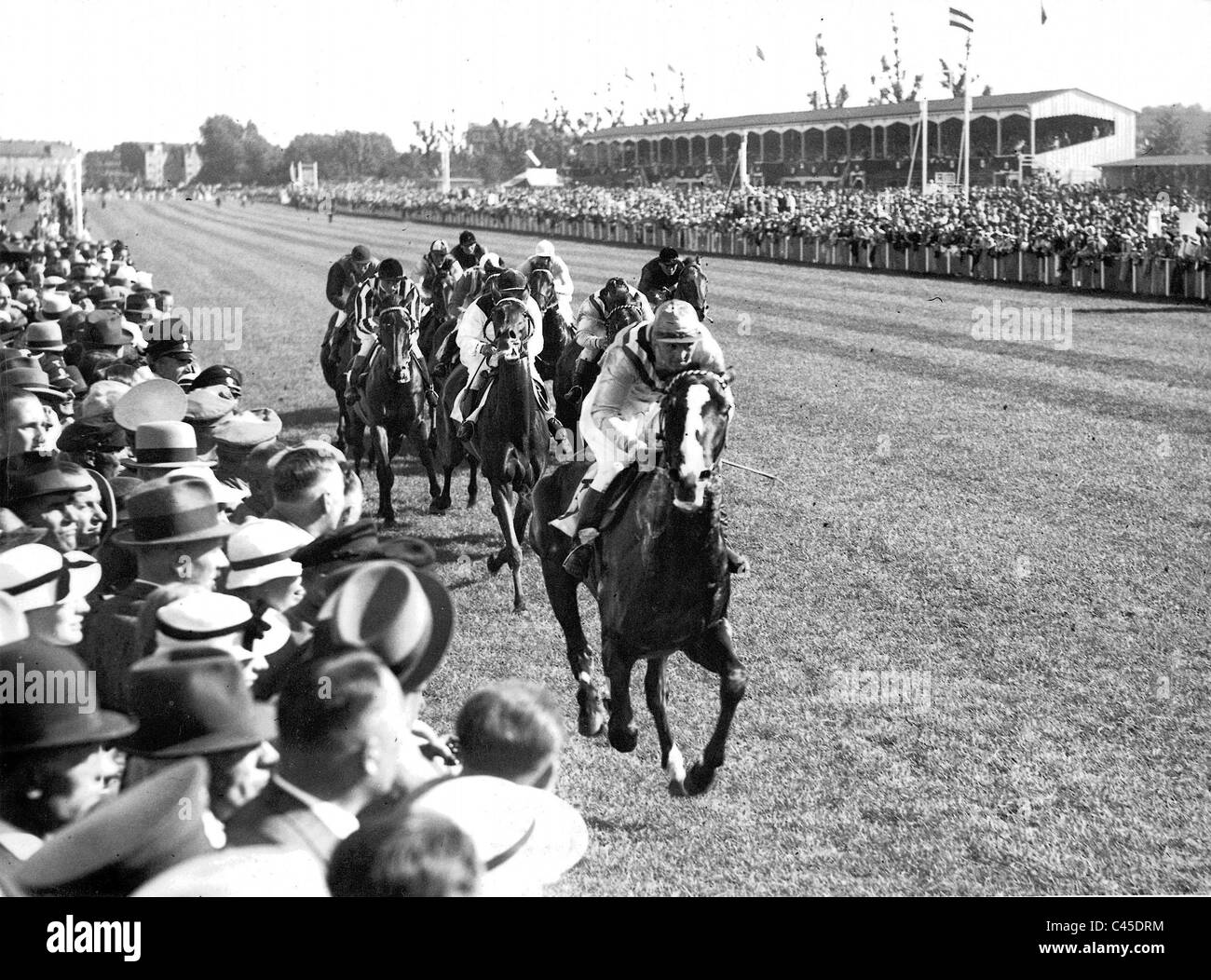 Chevaux sur la piste à la Derby allemand, 1935 Banque D'Images