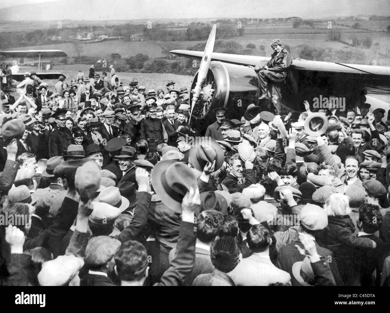 Amelia Earhart est entouré par les spectateurs après sa deuxième traversée de l'Atlantique Banque D'Images