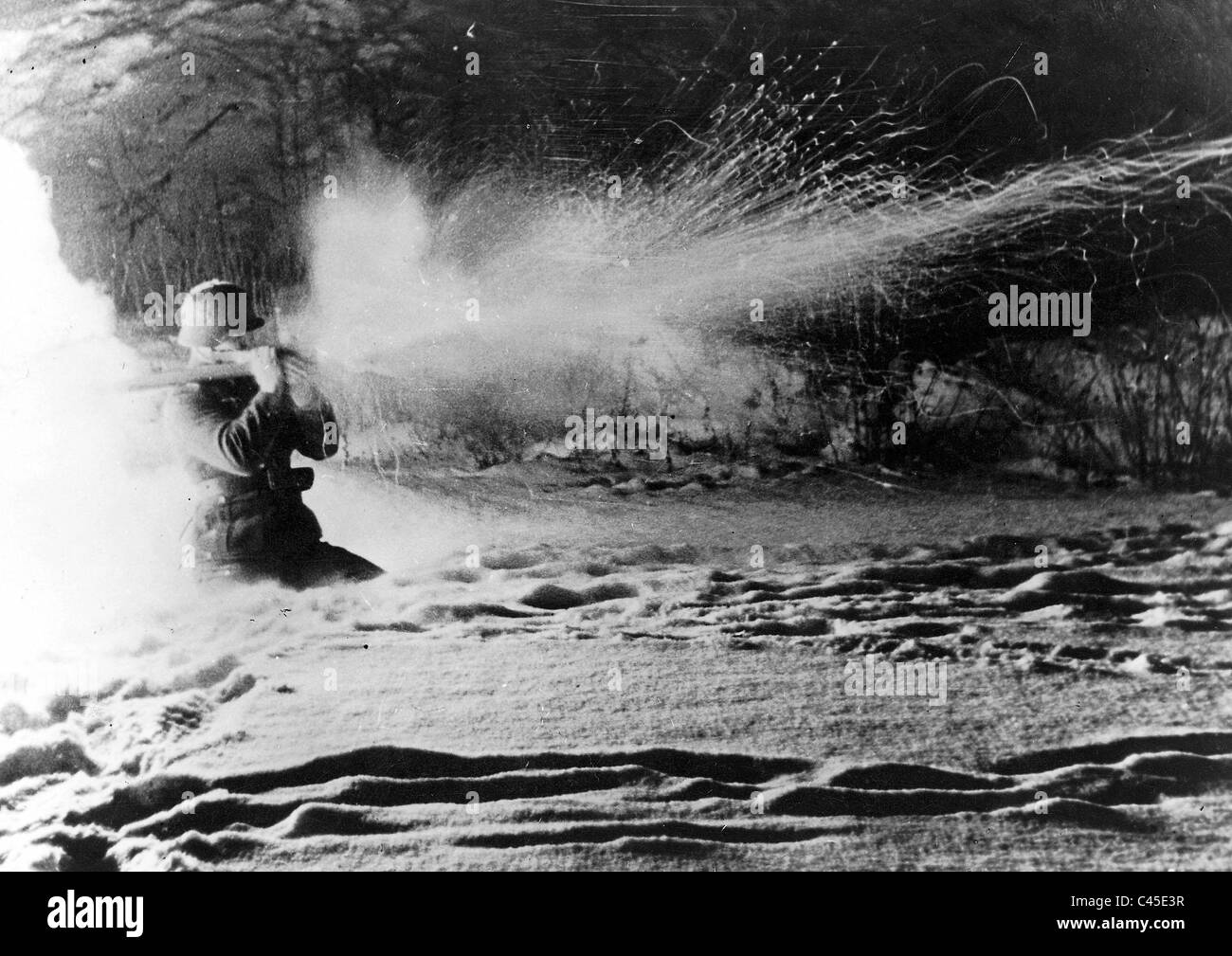 Soldat dans la Seconde Guerre mondiale en Silésie au cours de tir de bazooka , 23 mars 1945 Banque D'Images