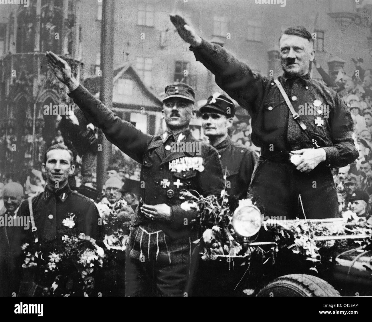 Adolf Hitler et des officiels du parti dans le parti nazi à Nuremberg, 1927 Banque D'Images