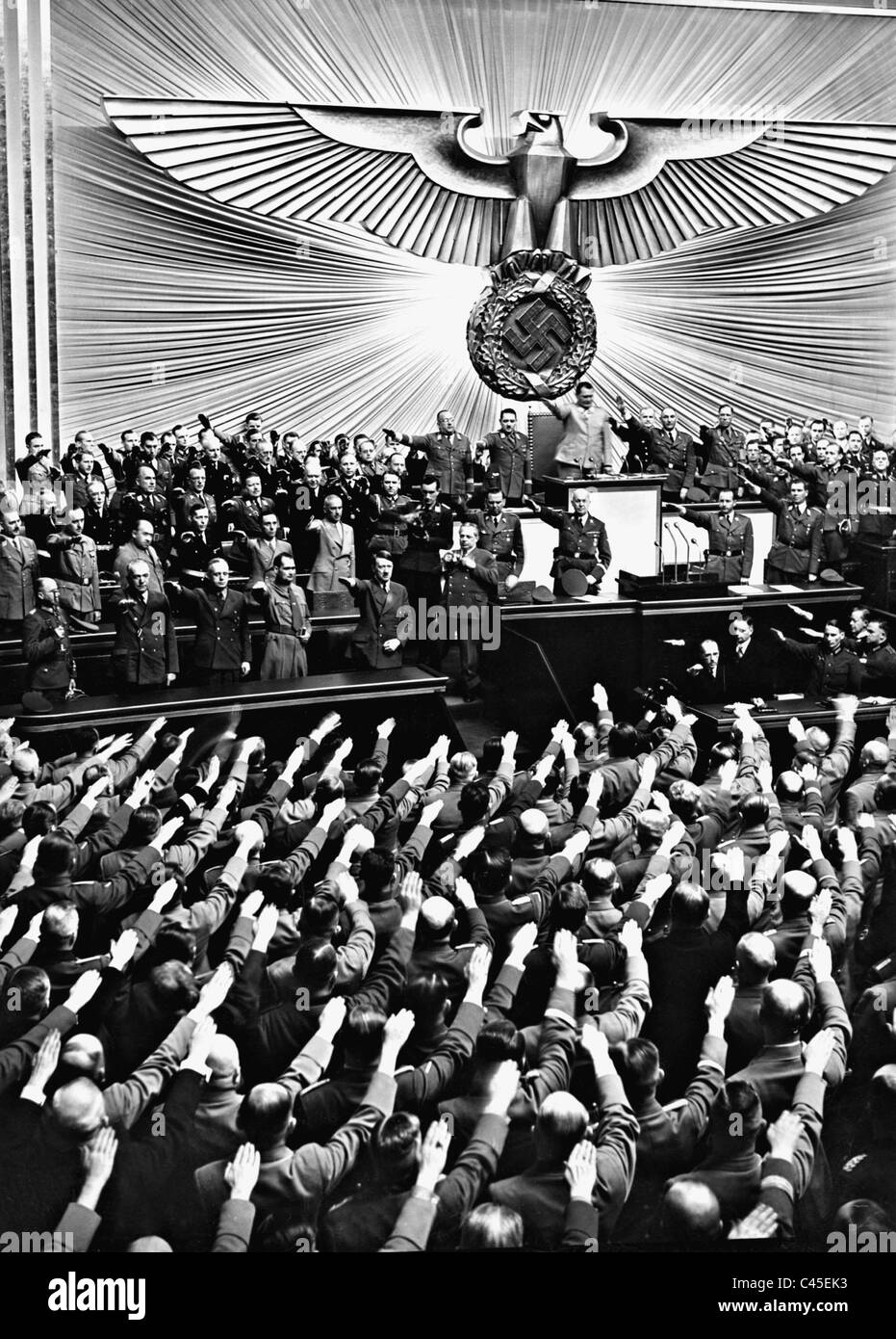 Députés du Reichstag lever les bras en Hitler salute, 1941 Banque D'Images