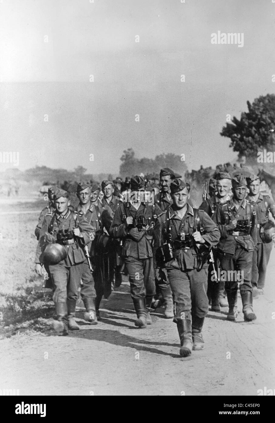 Les soldats allemands marchant en Russie, 1941 Banque D'Images