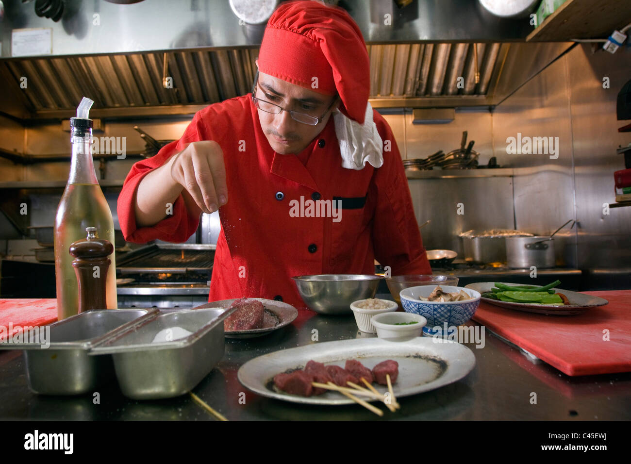 Un chef prépare un steak de kangourou dans un restaurant de New York après une interdiction de servir la viande a été levée. Banque D'Images