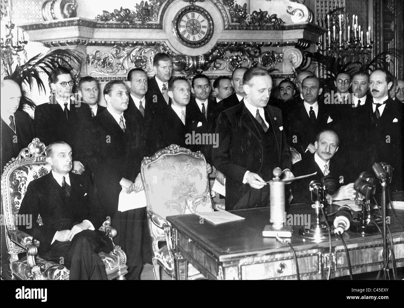 Ribbentrop soumet la déclaration de la paix Banque D'Images