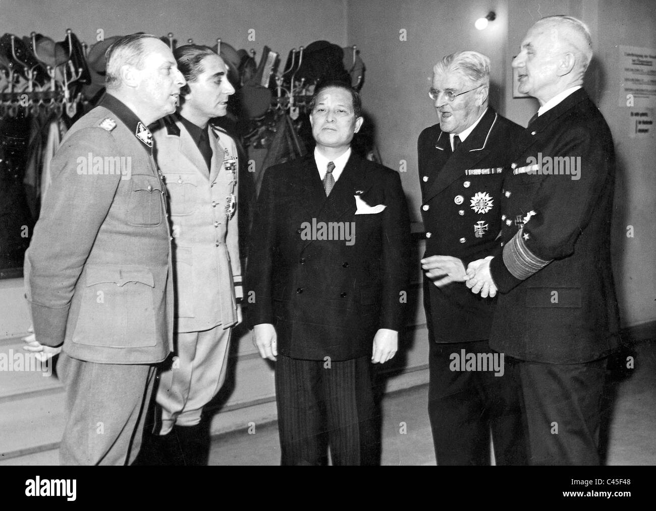 Werner Lorenz, Anfuso, Hiroshi Oshima, Otto Meissner et Foerster à une soirée Banque D'Images