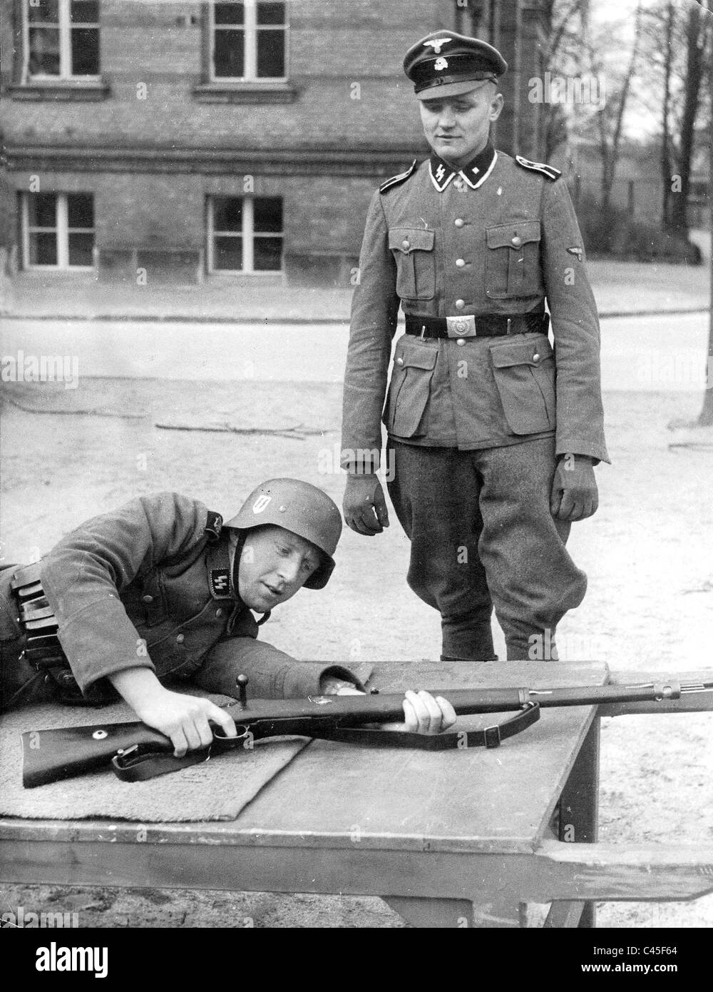 Les membres du Régiment de la garde du corps 'SS''Adolf Hitler au cours d'exercices Banque D'Images