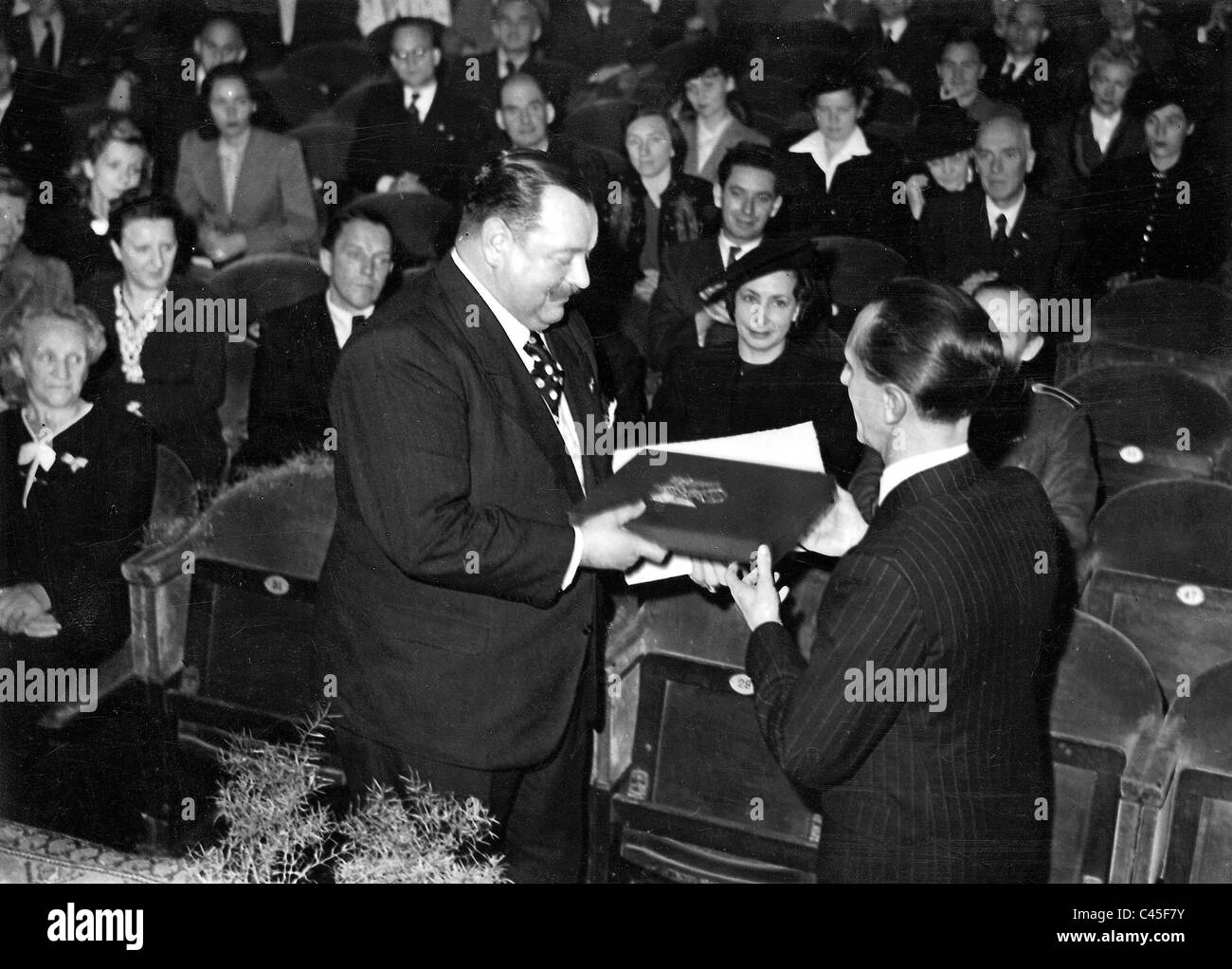 Joseph Goebbels présente Heinrich George avec le certificat de nomination à son directeur général, 1943 Banque D'Images