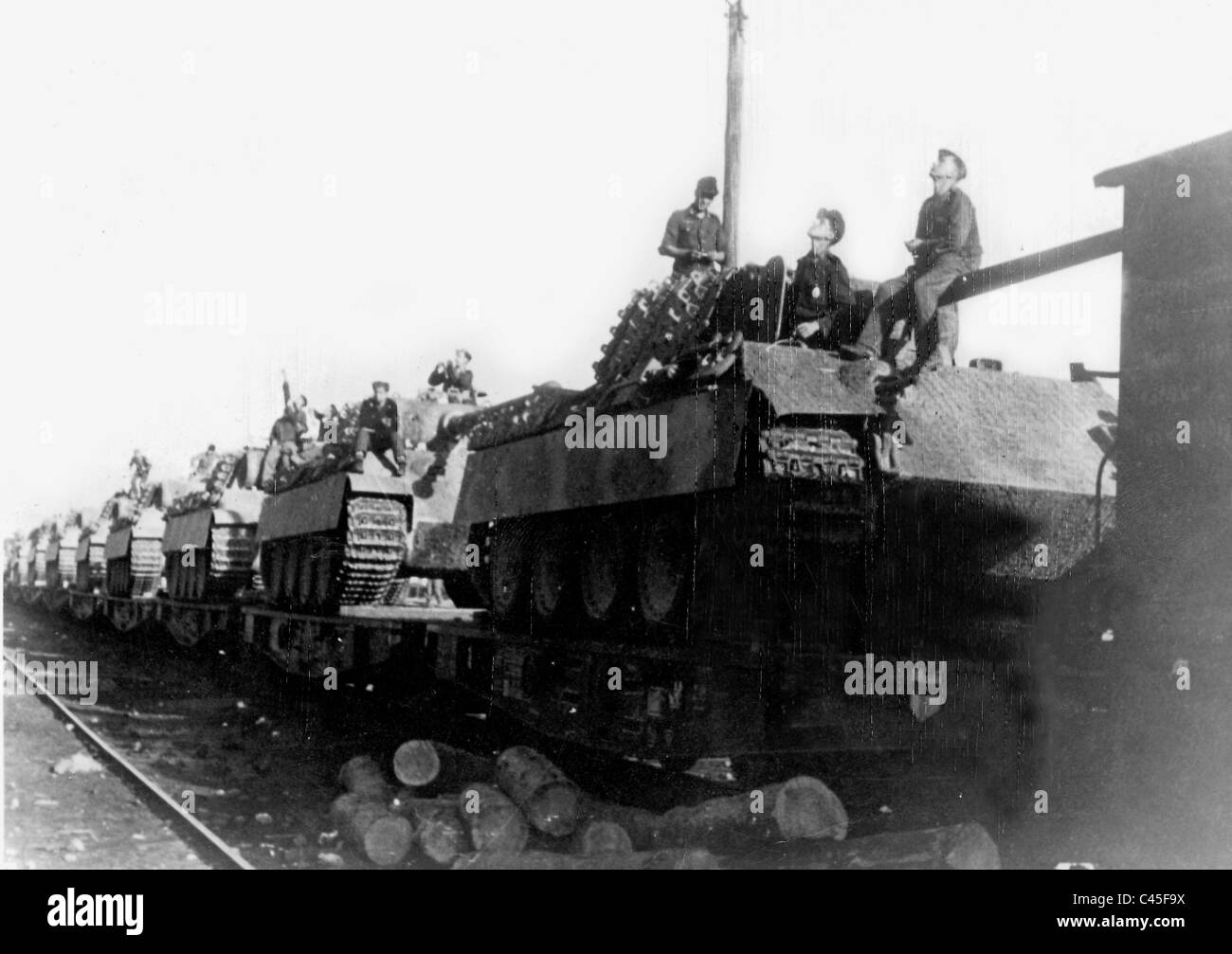 Transport de chars Panther avec le chemin de fer Banque D'Images