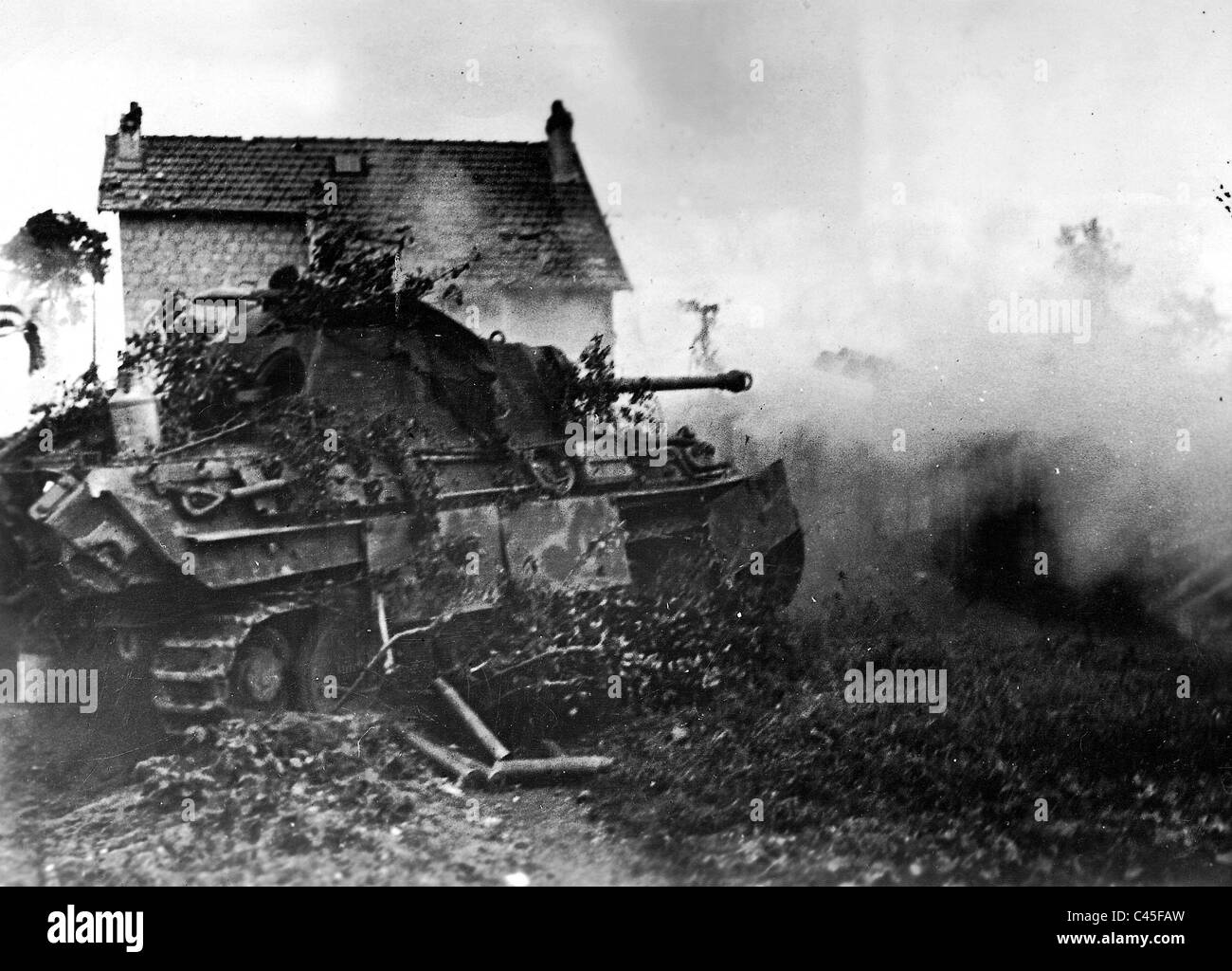 L'allemand Panther tank feux à l'avant de l'invasion Banque D'Images