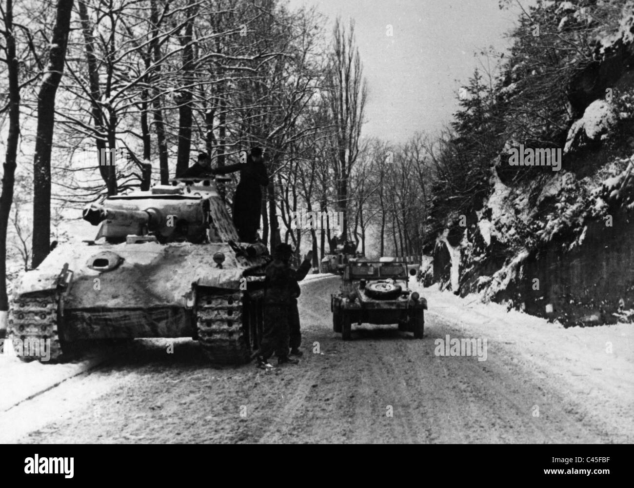 Panzer Panther allemand sur une rue dans les Ardennes Banque D'Images