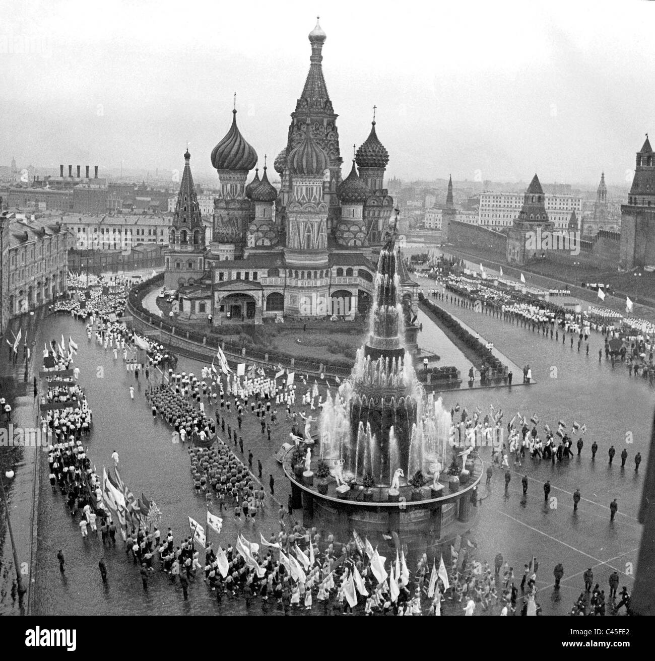 Parade sur la Journée internationale de la jeunesse sur la Place Rouge à Moscou 1940 Banque D'Images