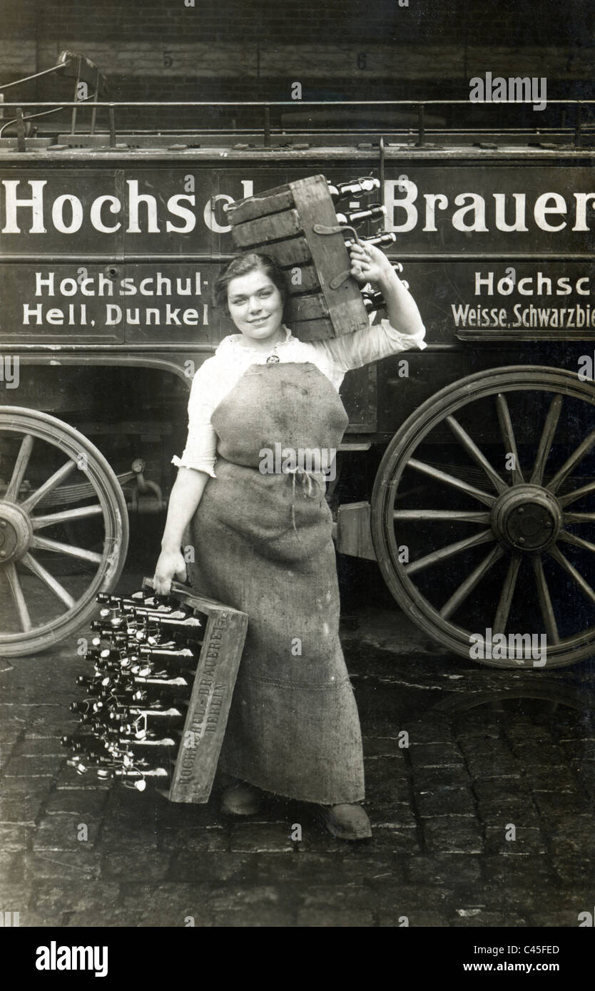 Femme accouchant, caisses de bière 1916 Banque D'Images