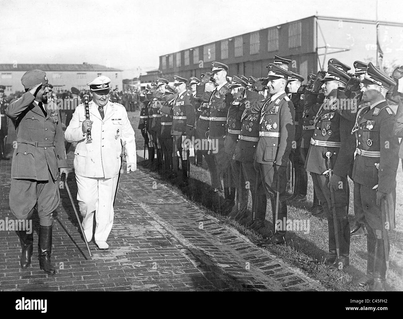 Hermann Goering et Marshall Balbo avec officiers de la force aérienne Banque D'Images