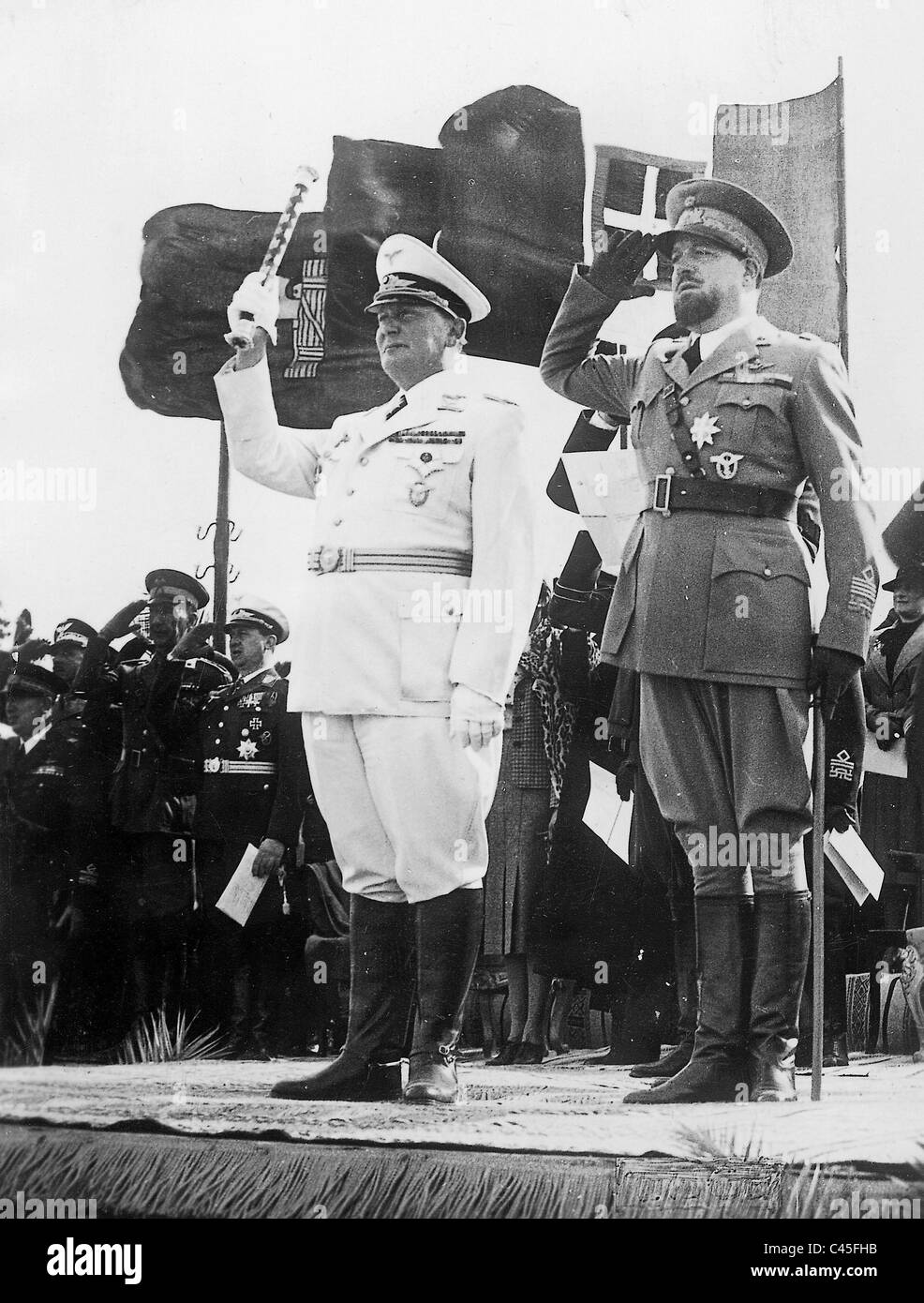 Hermann Goering et le maréchal Balbo inspecter un défilé Banque D'Images