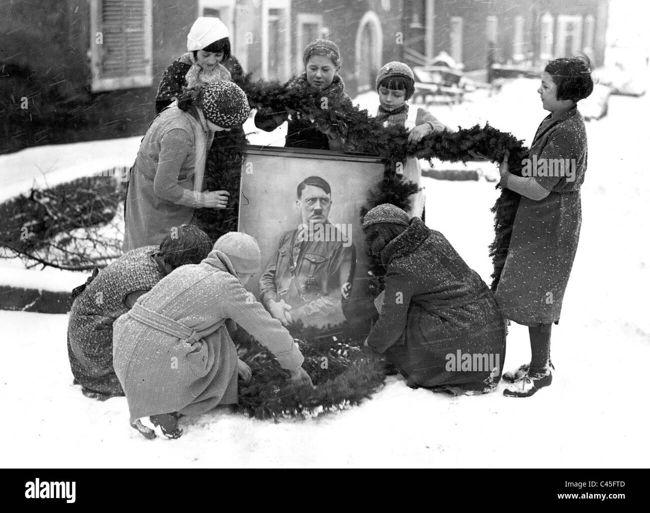 Les enfants décorer une photo de Hitler, 1935 Banque D'Images