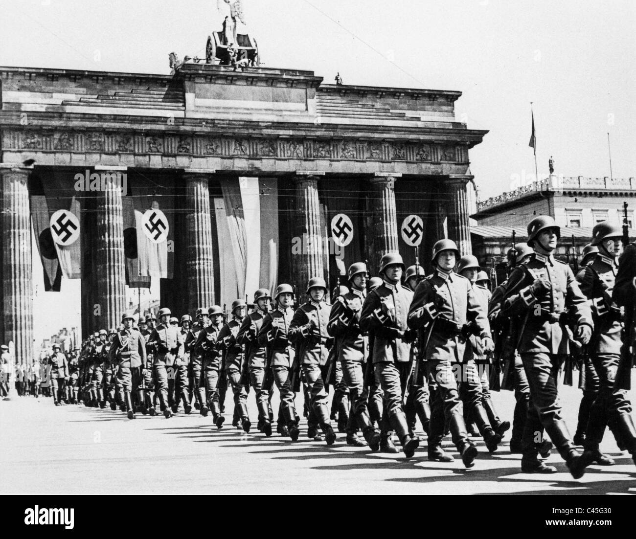 Défilé de la Wehrmacht à la porte de Brandebourg à Berlin, 1939 Banque D'Images