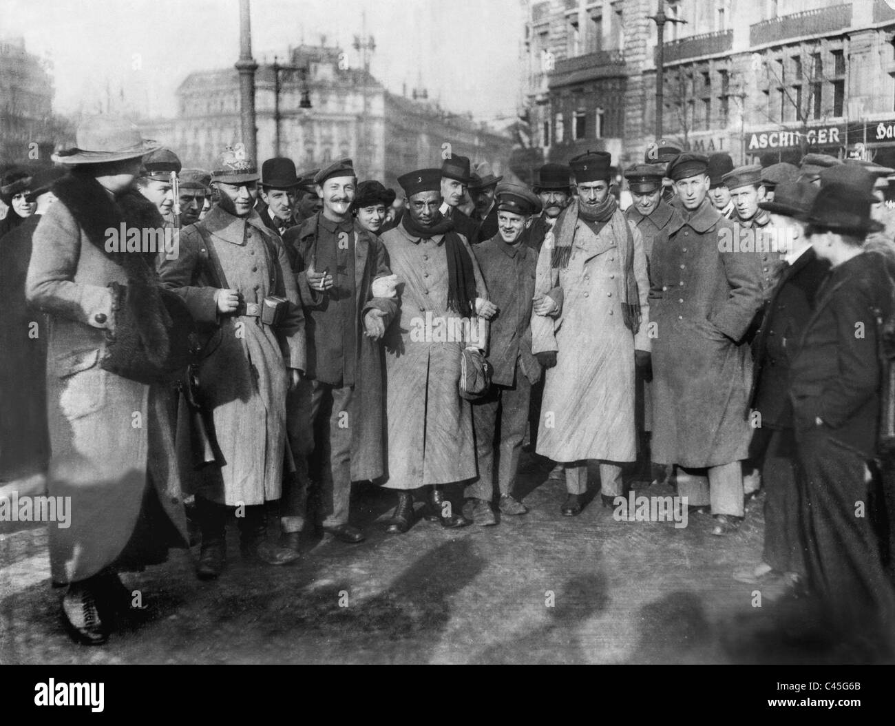La fraternisation entre soldats allemands et français dans les rues de Berlin, 1918 Banque D'Images