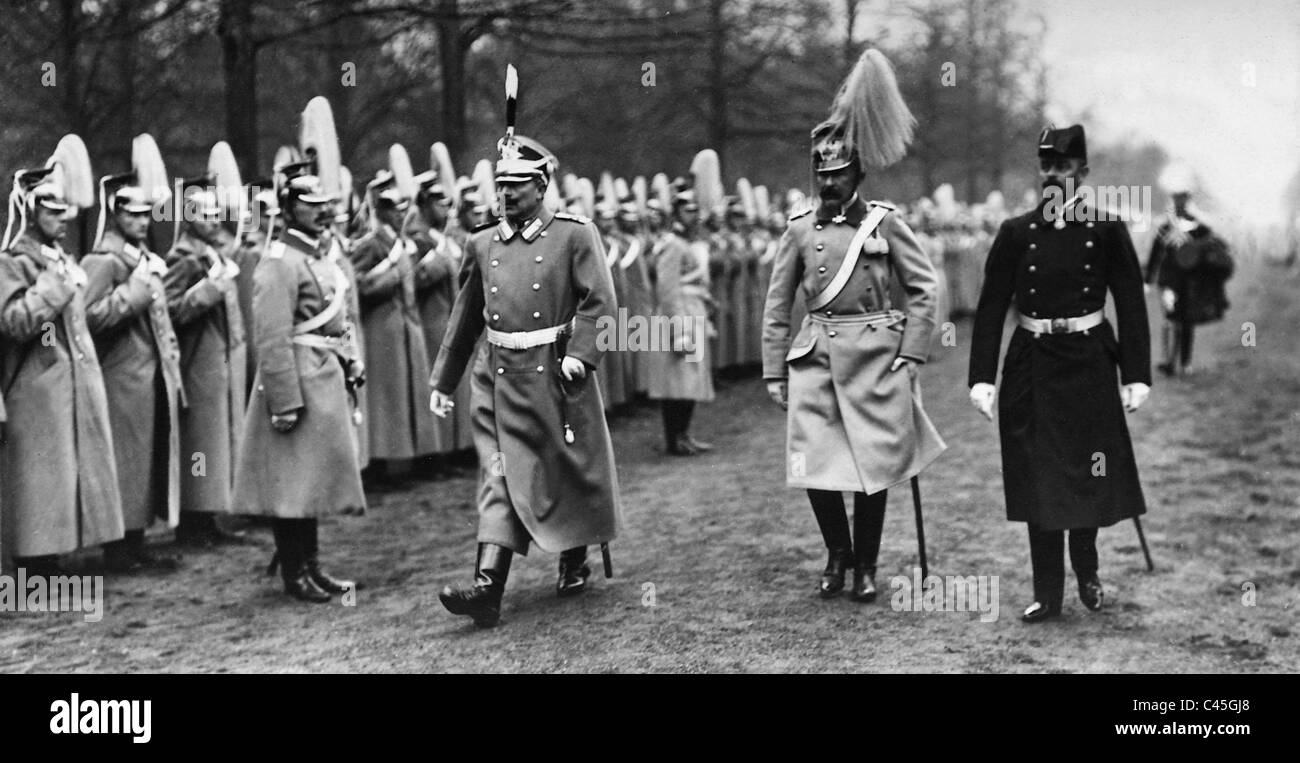 Wilhelm II. promenades à travers un cordon militaire à Potsdam Banque D'Images
