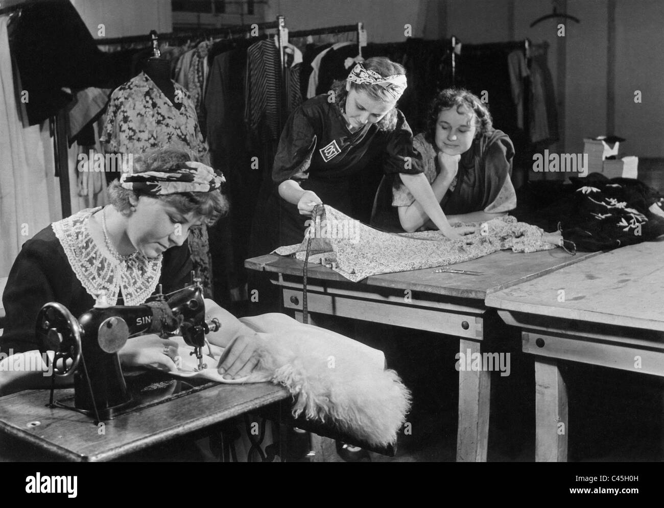 Les travailleurs forcés, les vêtements couture 1943 Banque D'Images