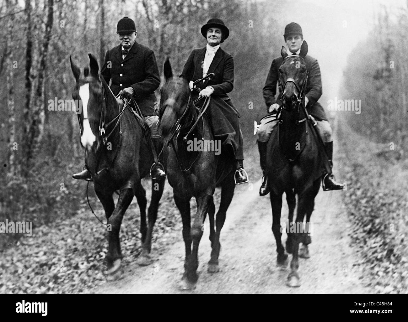 Winston Churchill et son épouse Clementine Churchill et son fils, Randolph, 1933 Banque D'Images