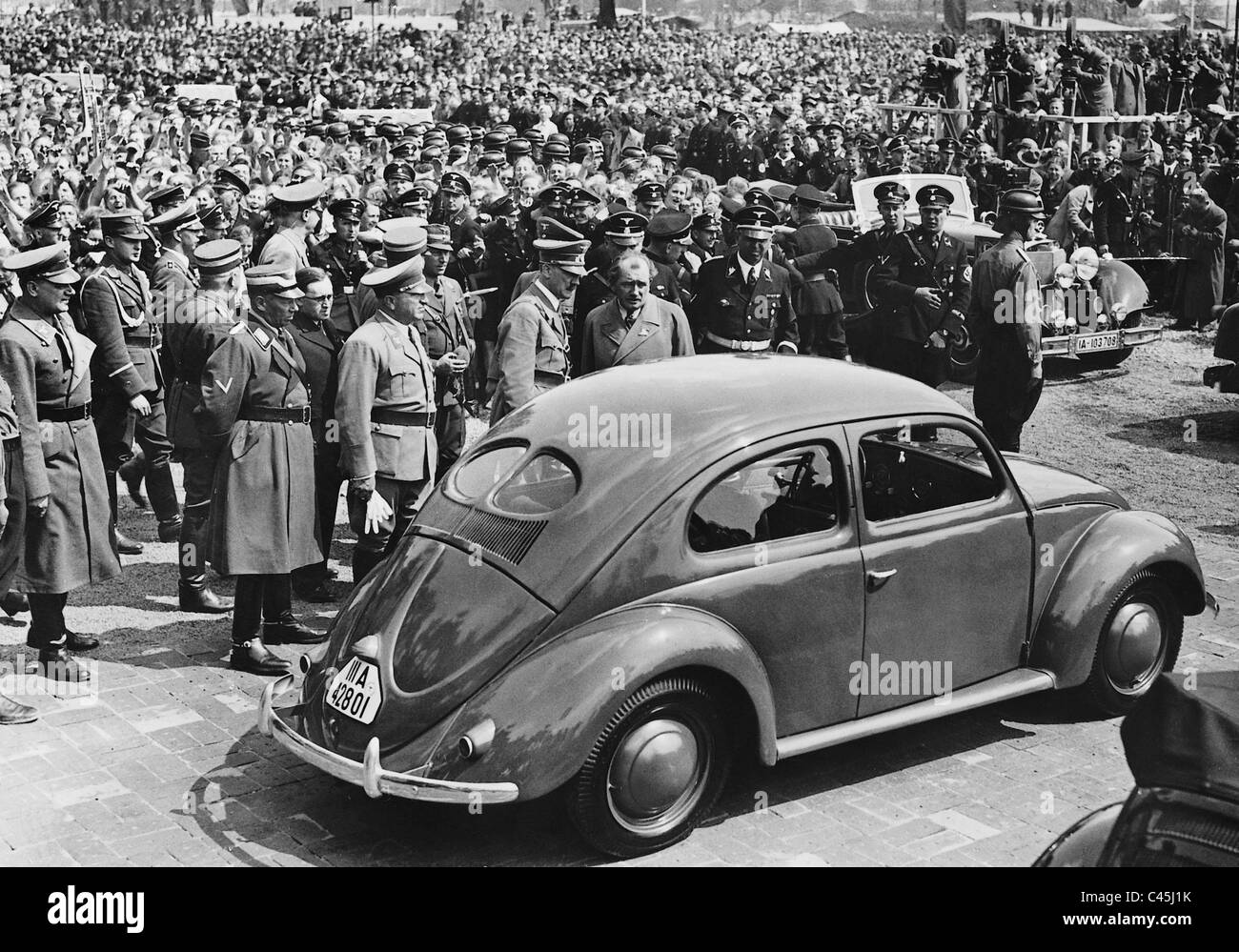 Adolf Hitler et Ferdinand Porsche avec une voiture KdF-, 1938 Banque D'Images
