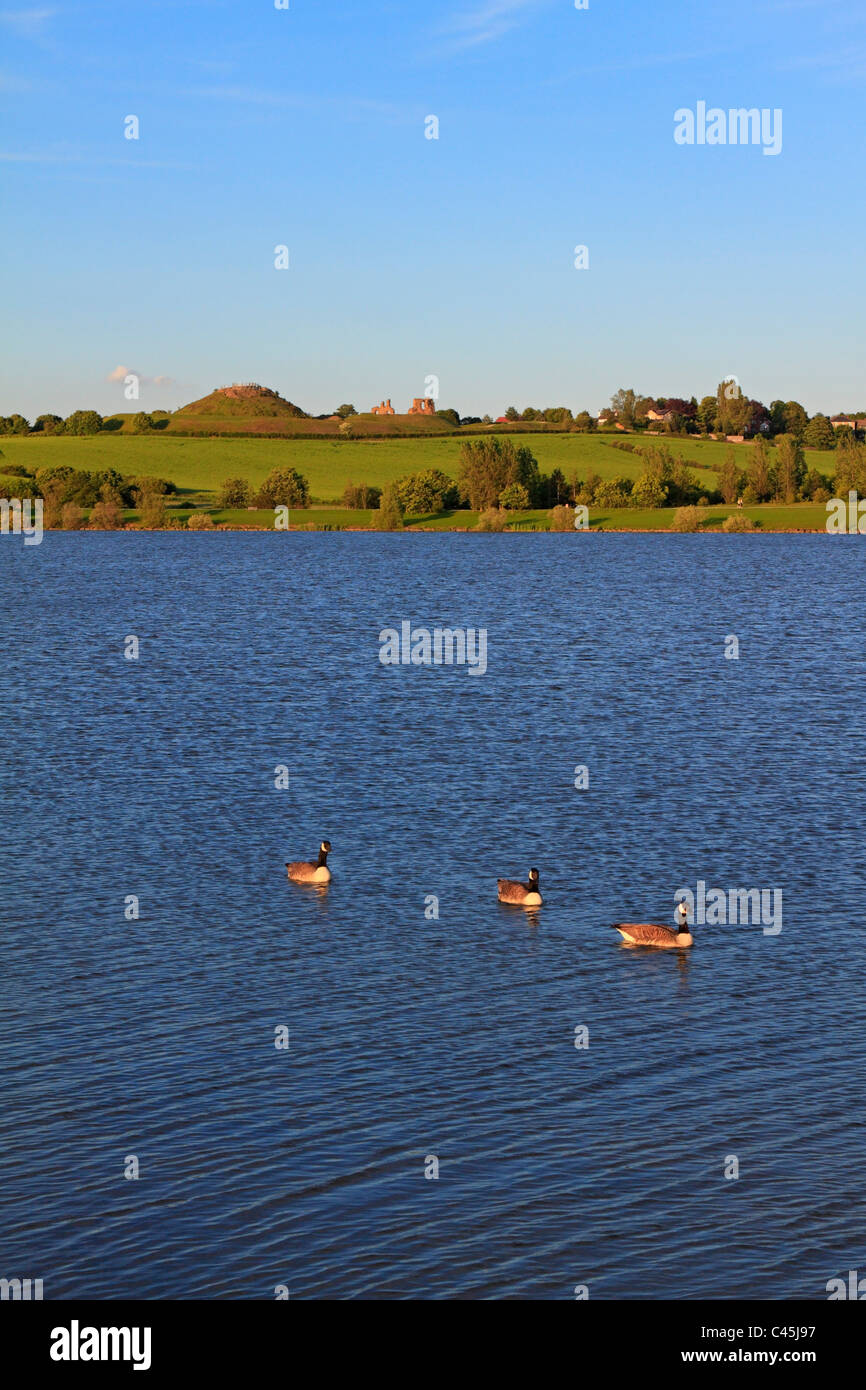 Pugneys Country Park et le lac dominé par les ruines de Sandal Castle, Wakefield, West Yorkshire, Angleterre, Royaume-Uni. Banque D'Images