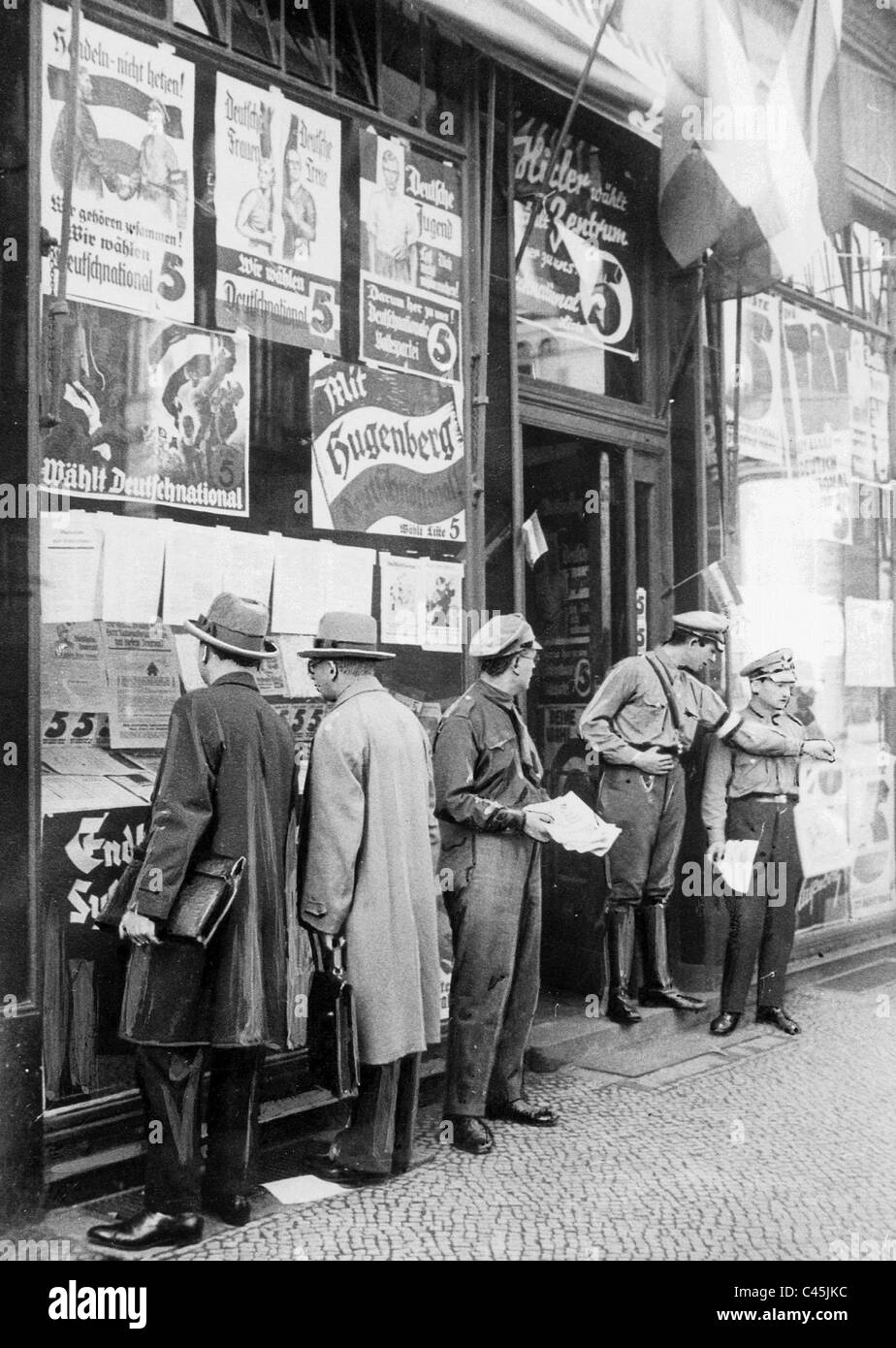 Les passants devant un bureau de vote de la DNVP peu avant l'élection du Reichstag le 31. Juillet 1932. Banque D'Images