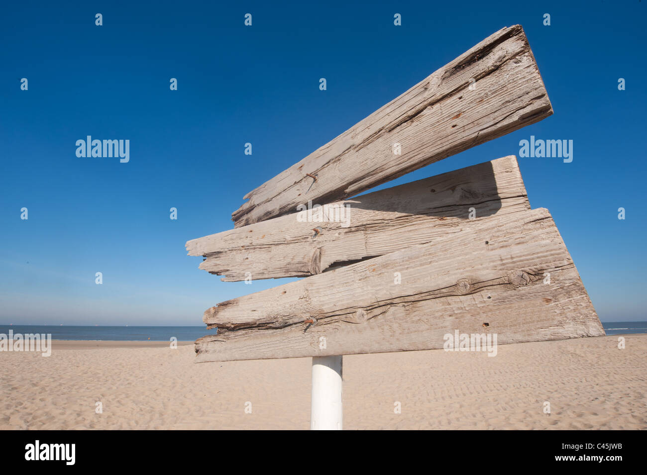 Empty wooden direction à la plage tranquille Banque D'Images