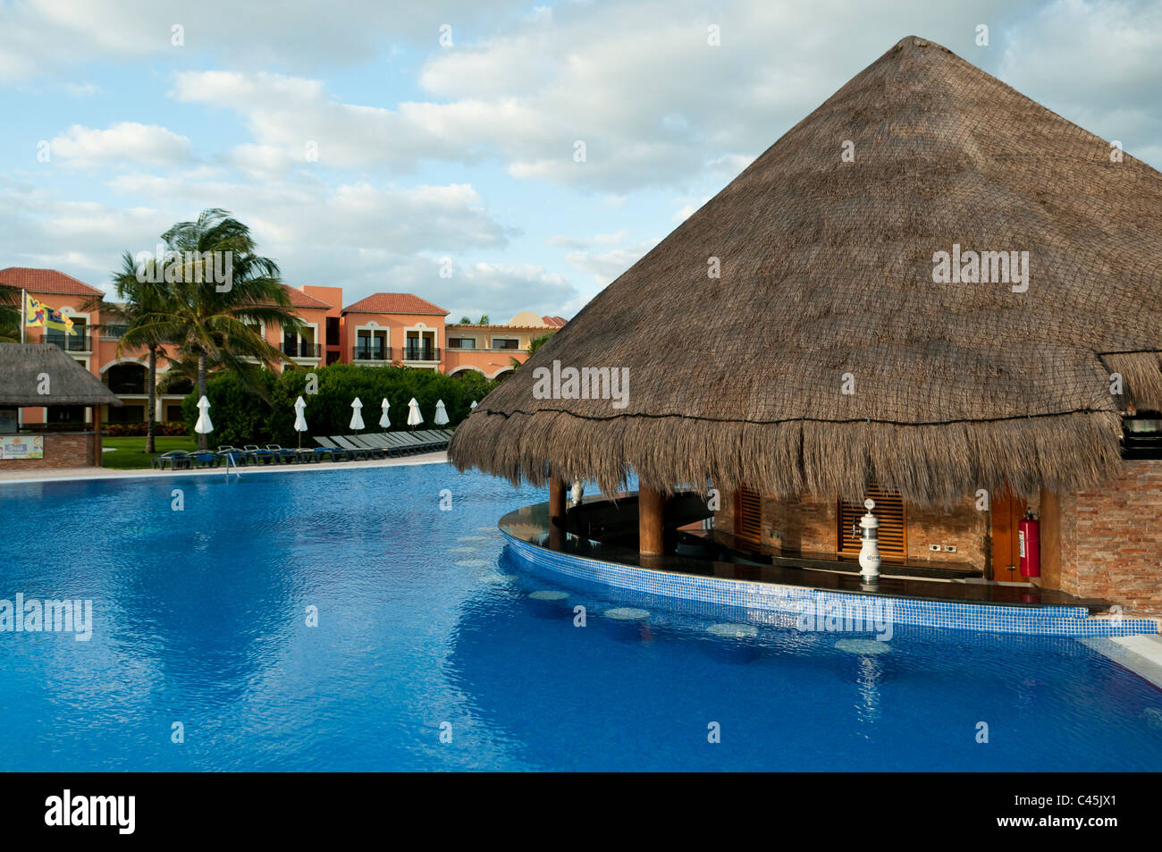 Le bar de la piscine dans un hôtel sur la Riviera Maya au Mexique, l'ouest des Caraïbes sur un jour nuageux. Les tabourets sous-marine au bar. Banque D'Images Le bar de la piscine dans un hôtel sur la Riviera Maya au Mexique, l'ouest des Caraïbes sur un jour nuageux. Les tabourets sous-marine au bar. Banque D'Images