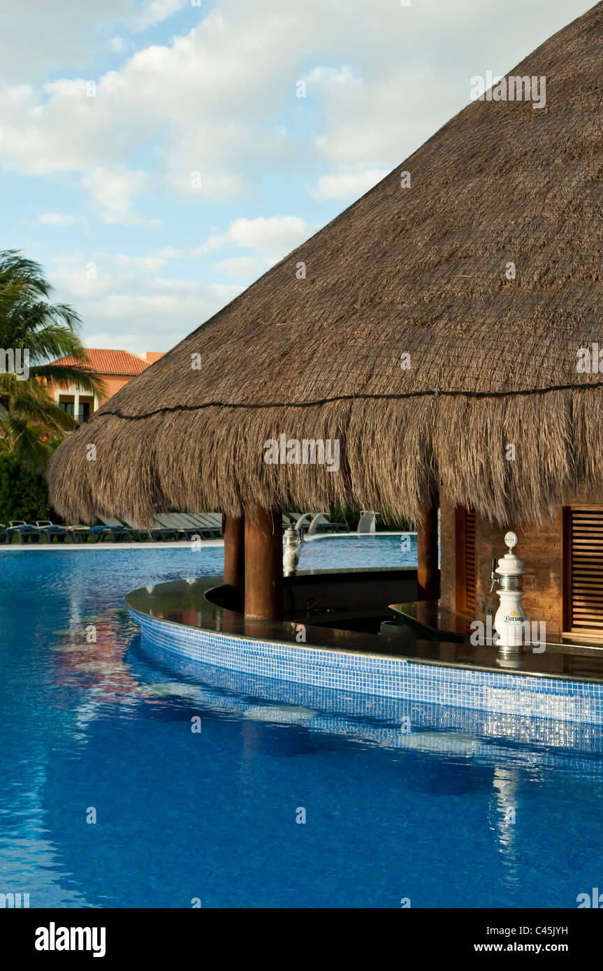 Le bar de la piscine dans un hôtel sur la Riviera Maya au Mexique, l'ouest des Caraïbes sur un jour nuageux. Les tabourets sous-marine au bar. Banque D'Images Le bar de la piscine dans un hôtel sur la Riviera Maya au Mexique, l'ouest des Caraïbes sur un jour nuageux. Les tabourets sous-marine au bar. Banque D'Images