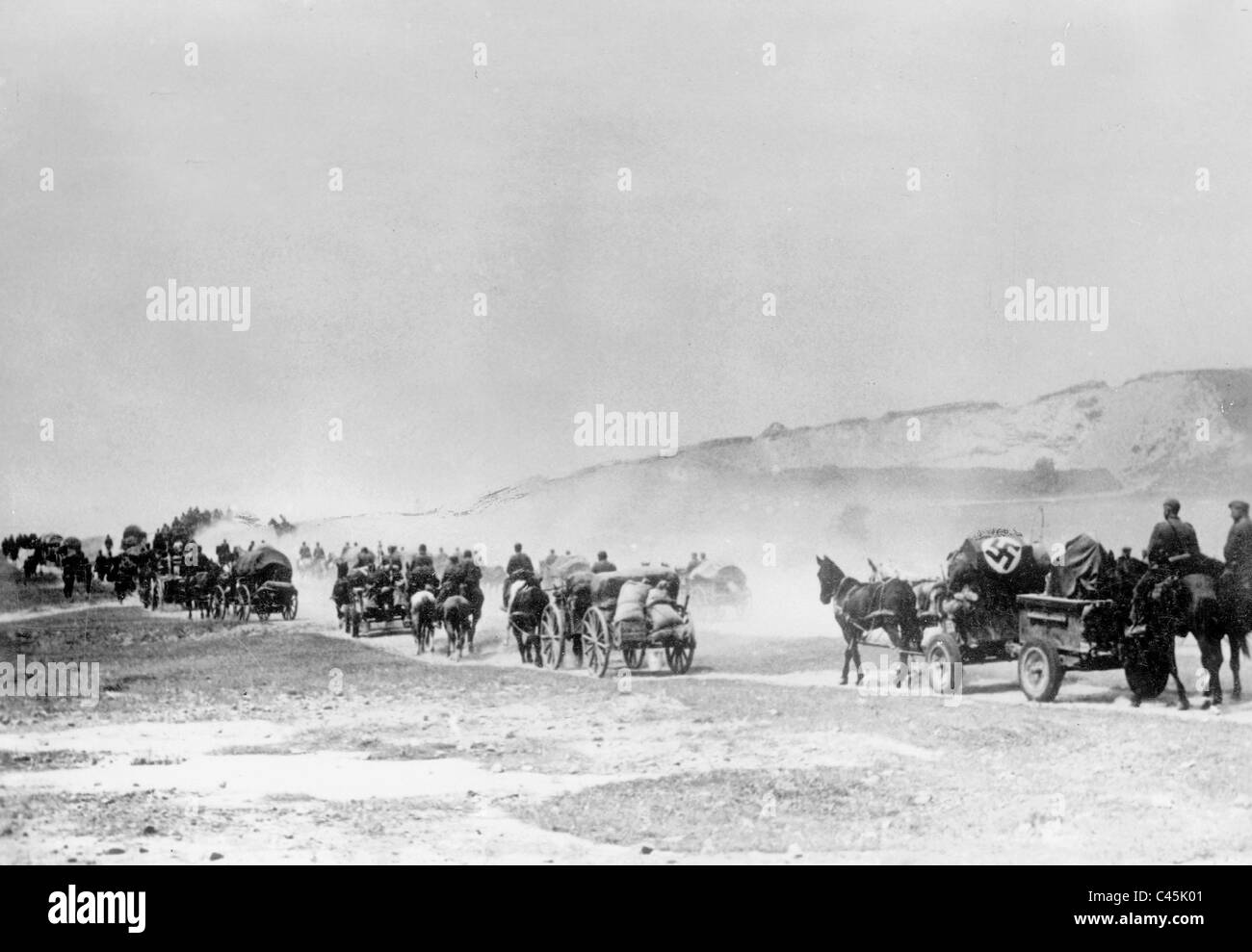 Soldats allemands avec des chariots tirés par des chevaux sur le front de l'Est, 1941 Banque D'Images