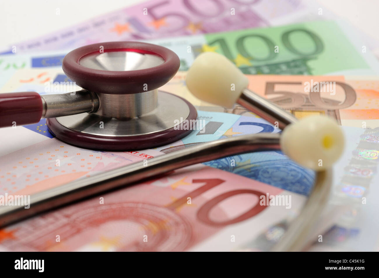 Stéthoscope et symbole euro comme pour les coûts de soins de santé à Banque D'Images