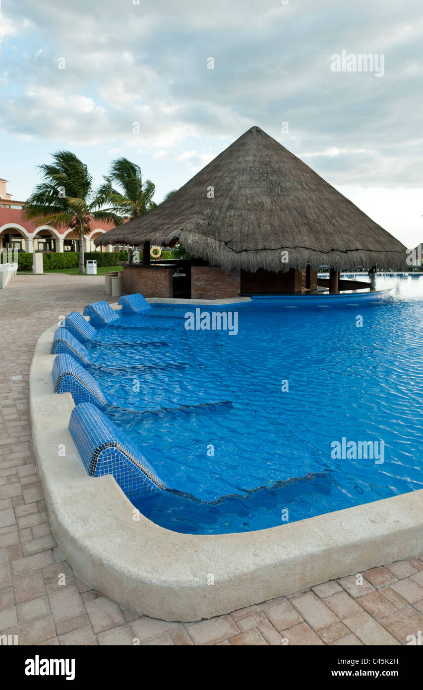 Le bar de la piscine dans un hôtel sur la Riviera Maya au Mexique, l'ouest des Caraïbes sur un jour nuageux. Banque D'Images Le bar de la piscine dans un hôtel sur la Riviera Maya au Mexique, l'ouest des Caraïbes sur un jour nuageux. Banque D'Images
