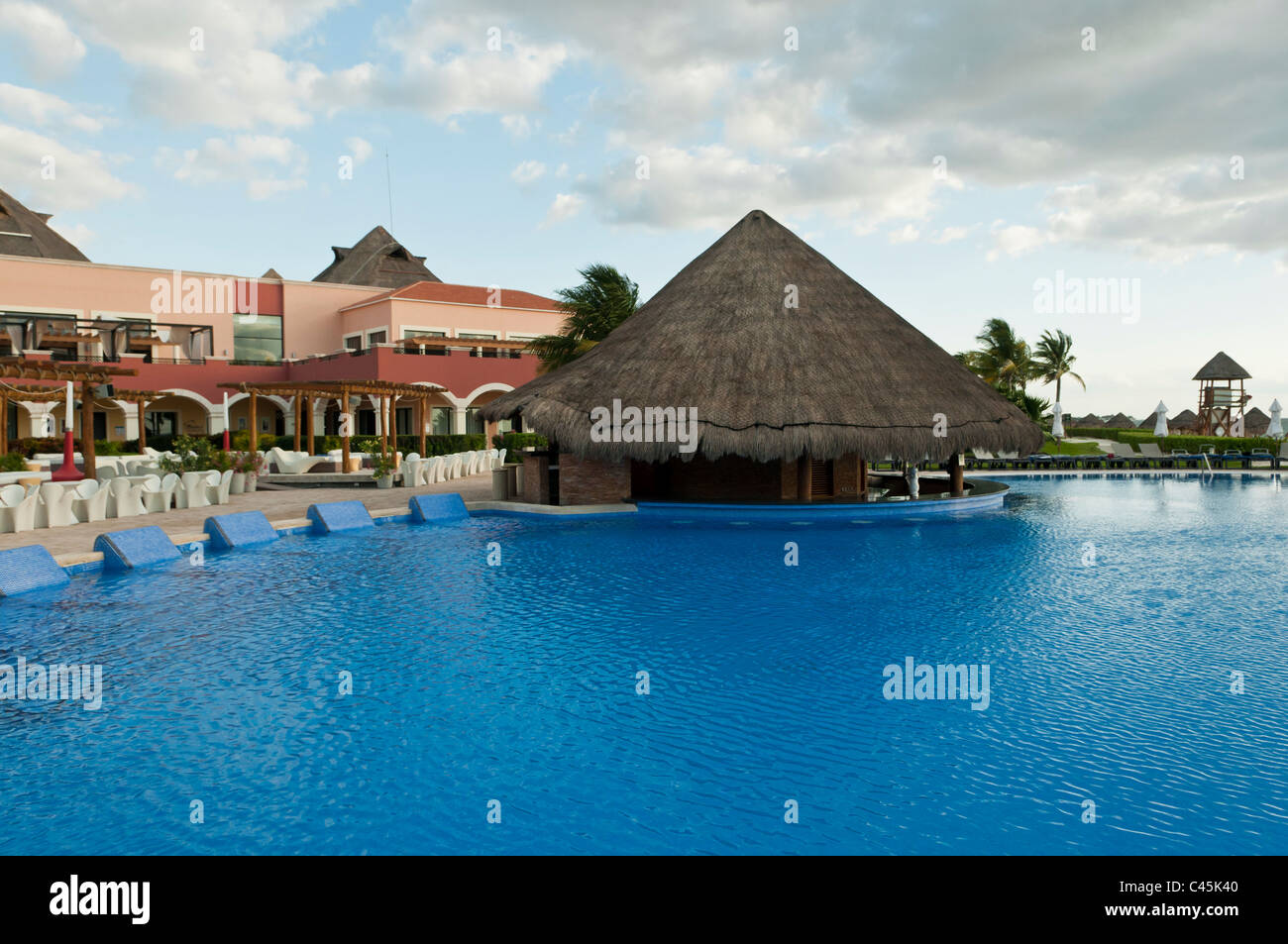 Le bar de la piscine dans un hôtel sur la Riviera Maya au Mexique, l'ouest des Caraïbes sur un jour nuageux Banque D'Images Le bar de la piscine dans un hôtel sur la Riviera Maya au Mexique, l'ouest des Caraïbes sur un jour nuageux Banque D'Images