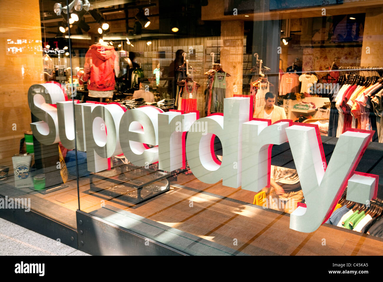 Vêtements Superdry Store et connectez-vous en vitrine, Cambridge UK Photo  Stock - Alamy