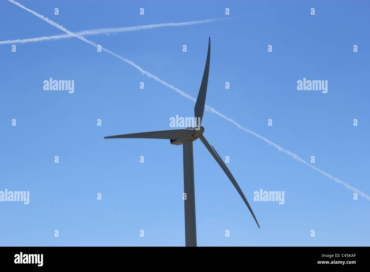 L'éolienne avec avion se réveille dans le ciel bleu, Copenhague, Danemark Banque D'Images